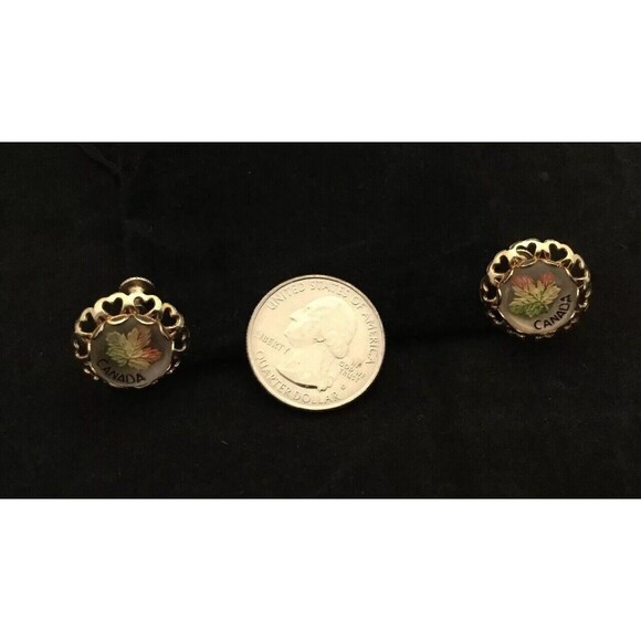 Vintage BM Co Canada Maple Leaf Red Green Screw Back Earrings Gold Tone - Picture 4 of 6